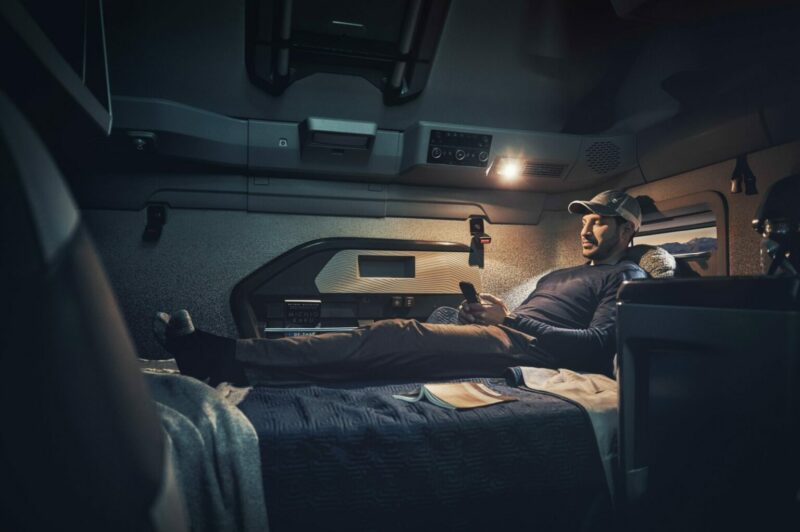 Essai d’une nuit dans la cabine couchette centrée sur le conducteur du nouveau Volvo VNL article image