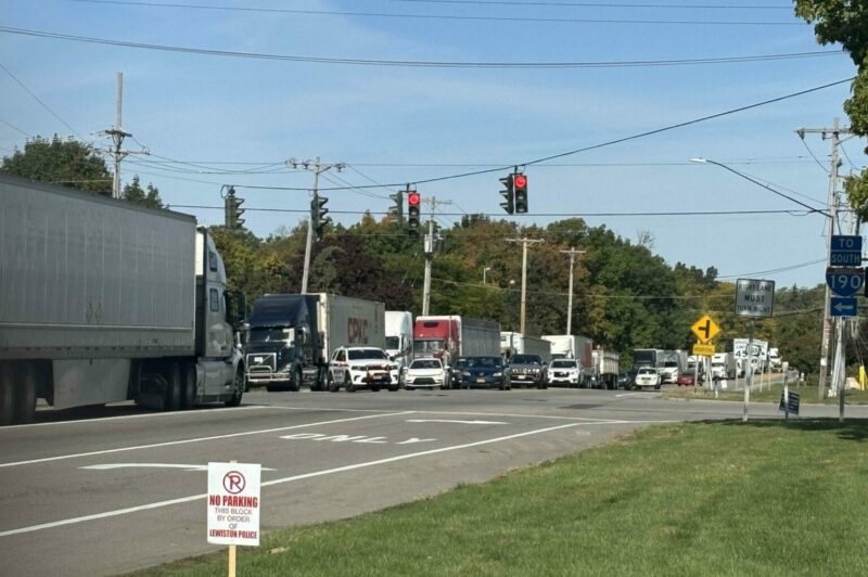 La panne est résolue, mais les camionneurs subissent encore des retards à la frontière, rapporte l’ASFC article image