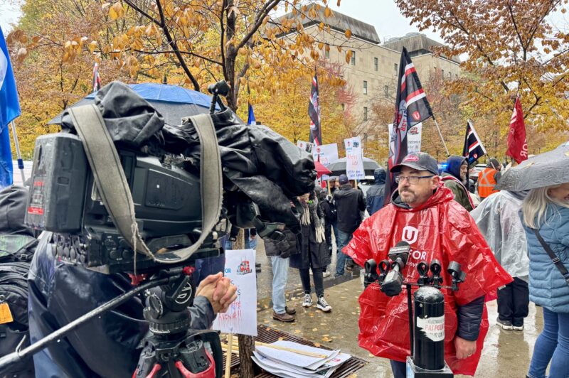 Manif devant les bureaux de Legault pour inciter le gouvernement à acheter des camions Paccar fabriqués ici article image