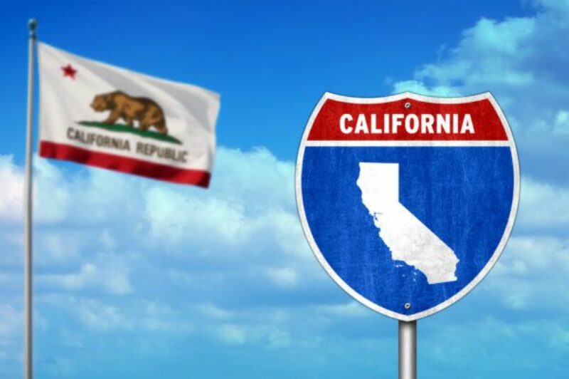 La Californie révoque 17 000 permis de conduire commerciaux délivrés à des immigrants article image