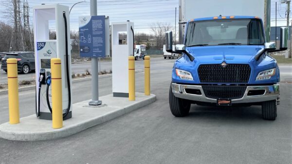 Borne de recharge 350 kW avec camion eMV