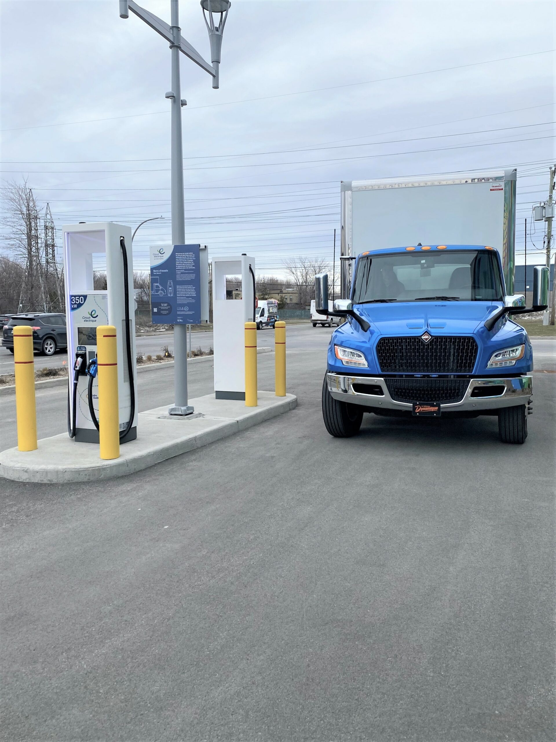Borne de recharge 350 kW avec camion eMV
