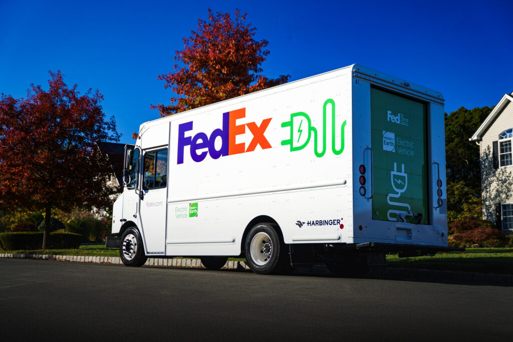 Fourgon électrique Harbinger aux couleurs de FedEx