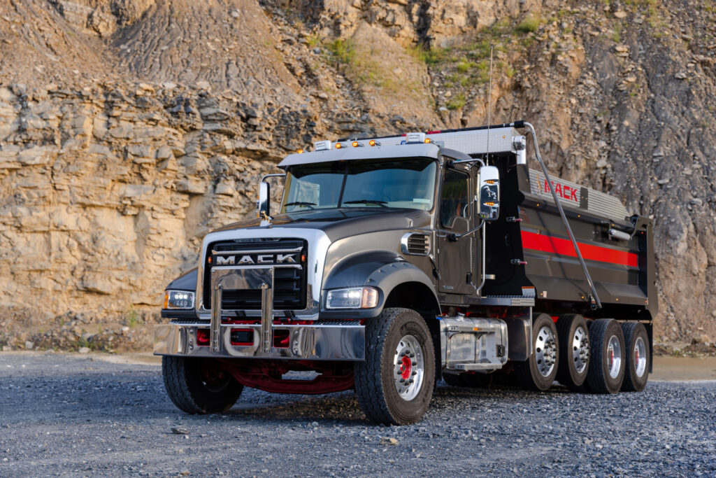 Mack Granite à benne dans une carrière