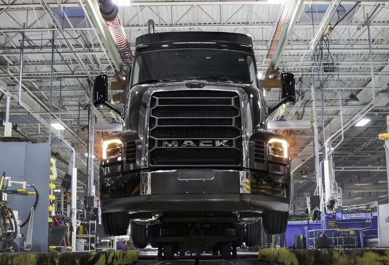 Mack Pioneer en cours de fabrication en usine
