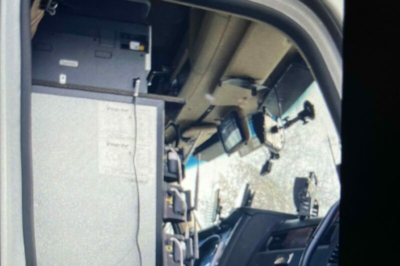 Un frigo à la place du passager dans un camion en excès de vitesse article image