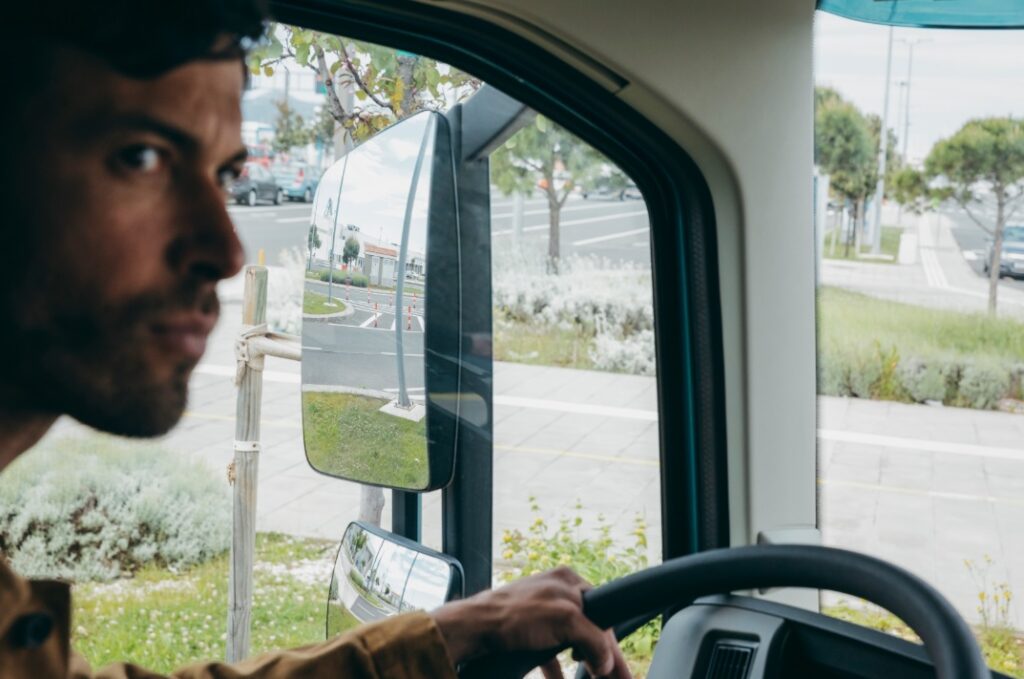 Camionneur au teint basané au volant de son camion