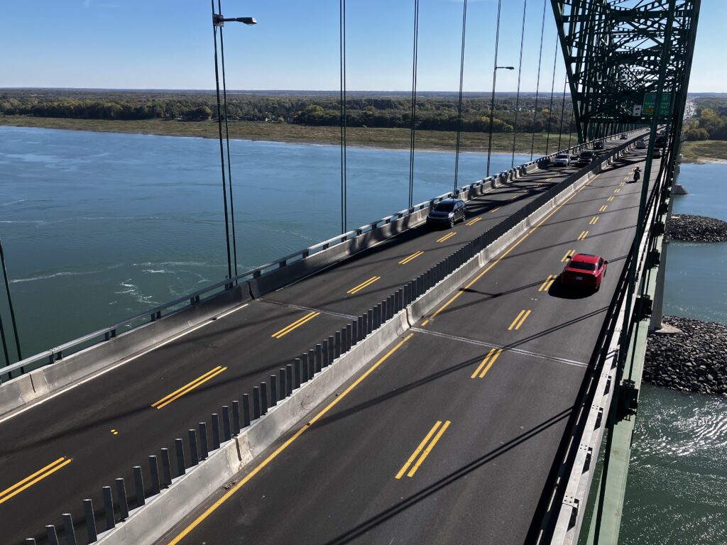 Vue en hauteur du pont Laviolette avec nouvelle dalle et nouvelle surface de roulement.
