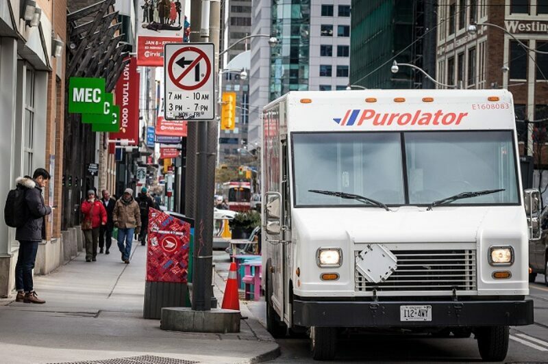 Fourgon de livraison Purolator en milieu urbain
