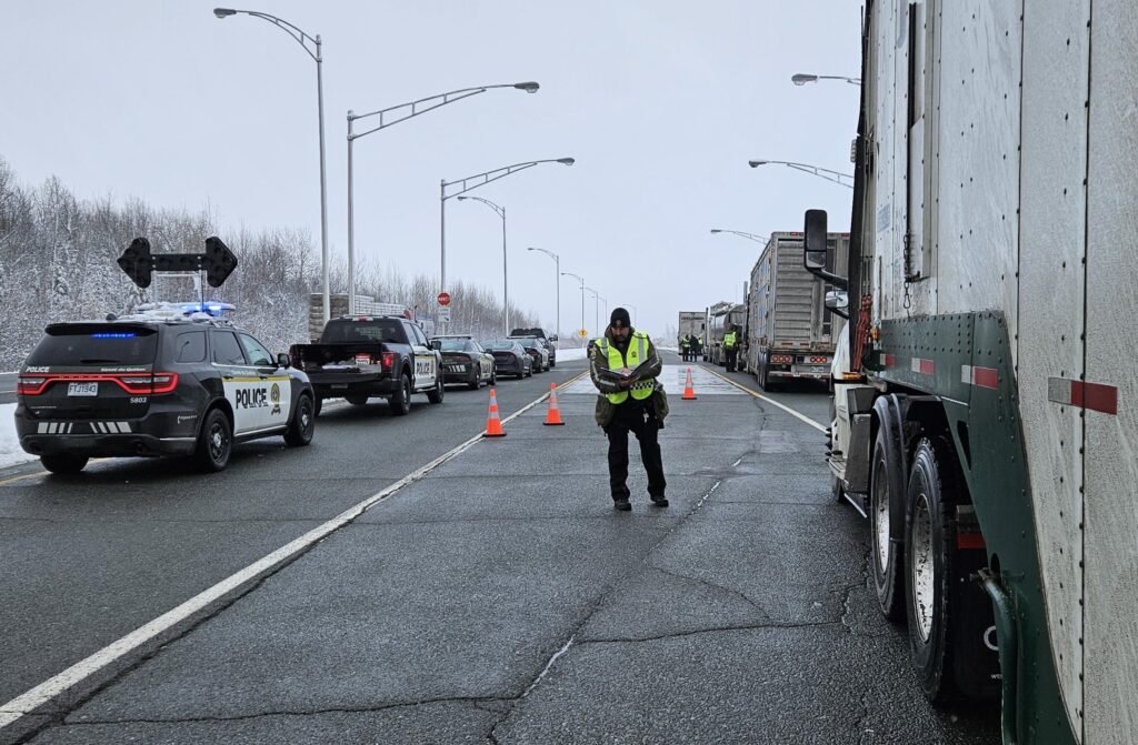 Policiers de la SQ contrôlent des camions lourds