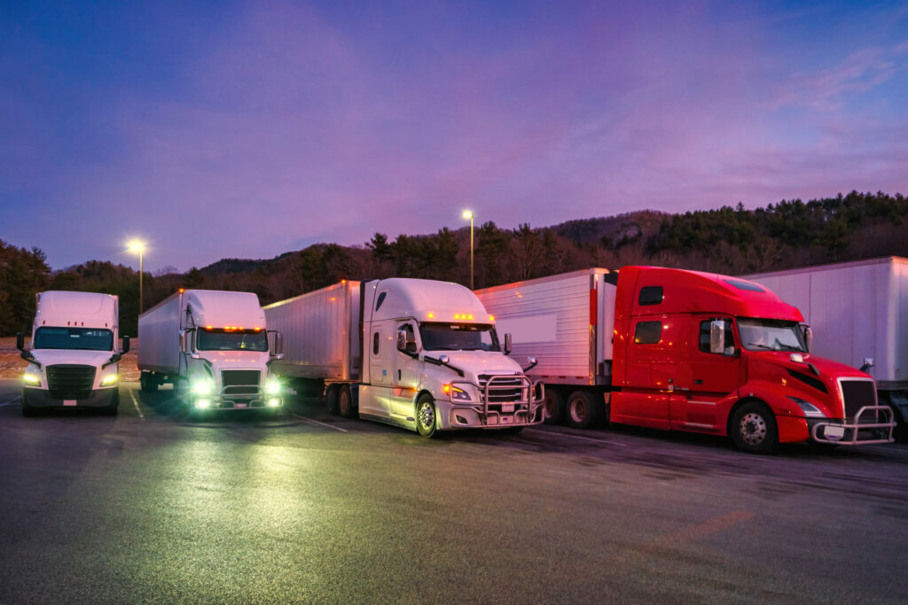 Camions stationnés à la nuit tombante.