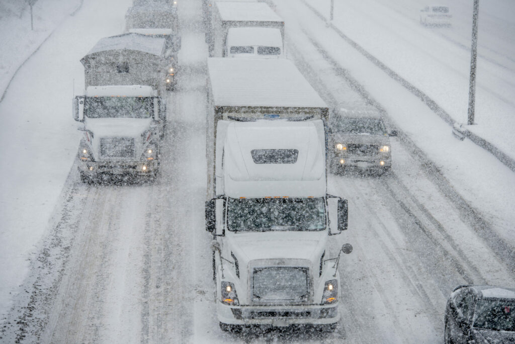 Camions et voitures dans la neige