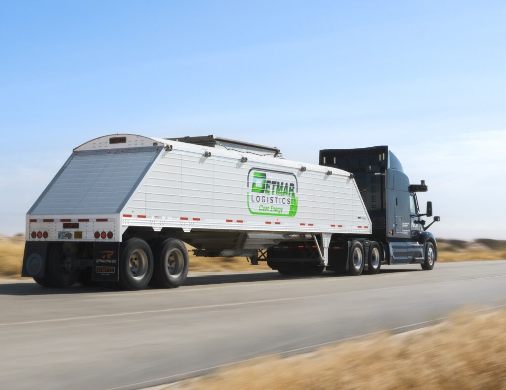 Vue d’arrière ¾ d’un camion de Detmar Logistics avec technologie de conduite autonome Aurora