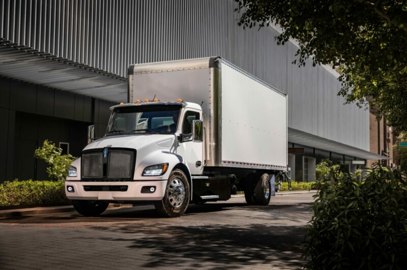 Kenworth et Peterbilt lancent de nouveaux camions électriques de poids moyen article image