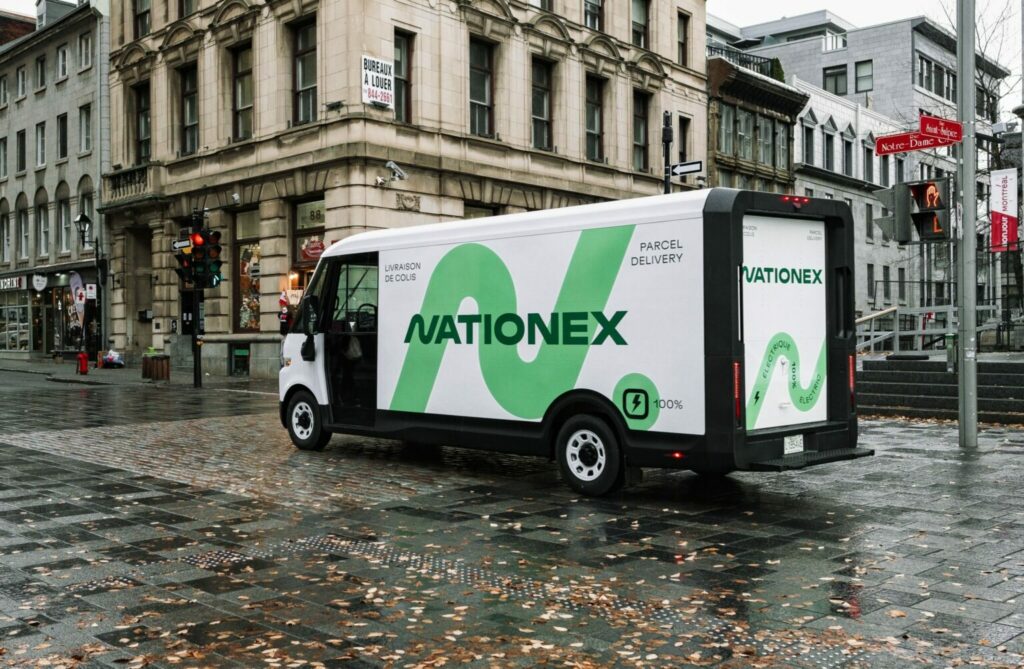 Fourgon de livraison de Nationex dans le vieux Montréal.
