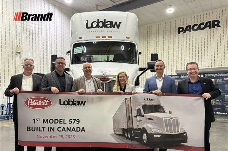 Le premier Peterbilt 579 entièrement fabriqué au Canada sort de l’usine PACCAR de Sainte-Thérèse article image