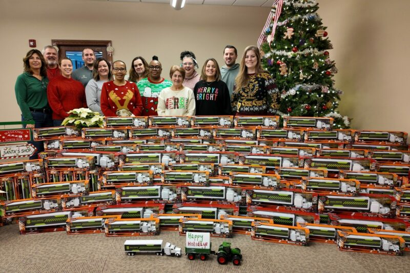 Plus de 100 camions jouets pour les enfants malades à Noël article image