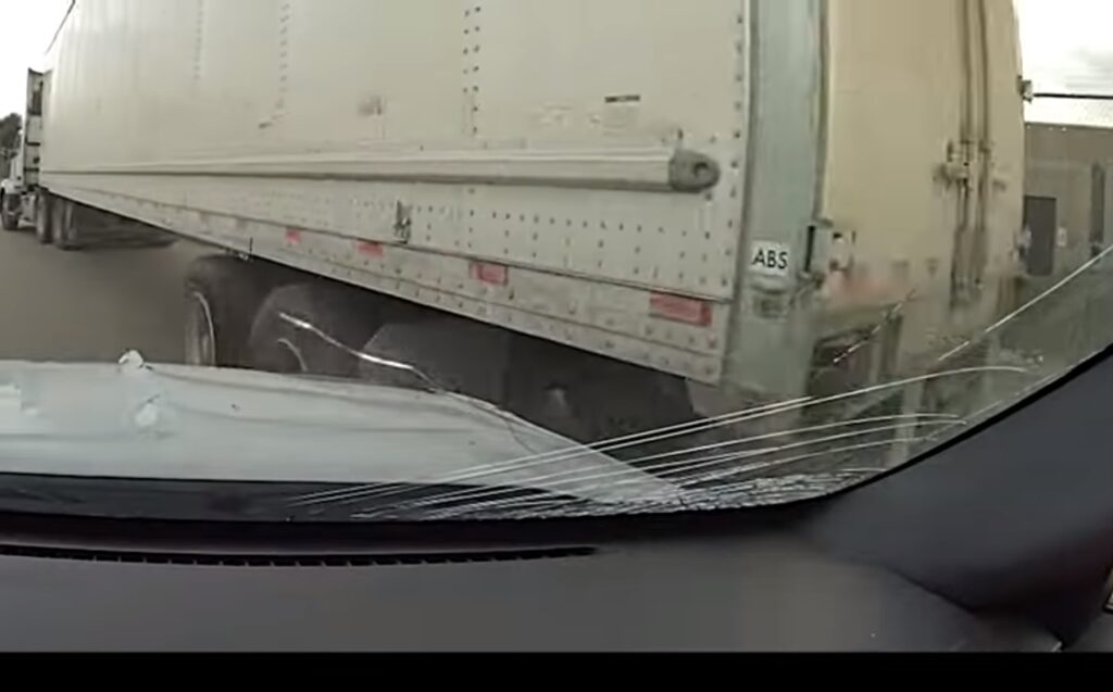 Remorque emboutit le pare-brise d’une auto-patrouille