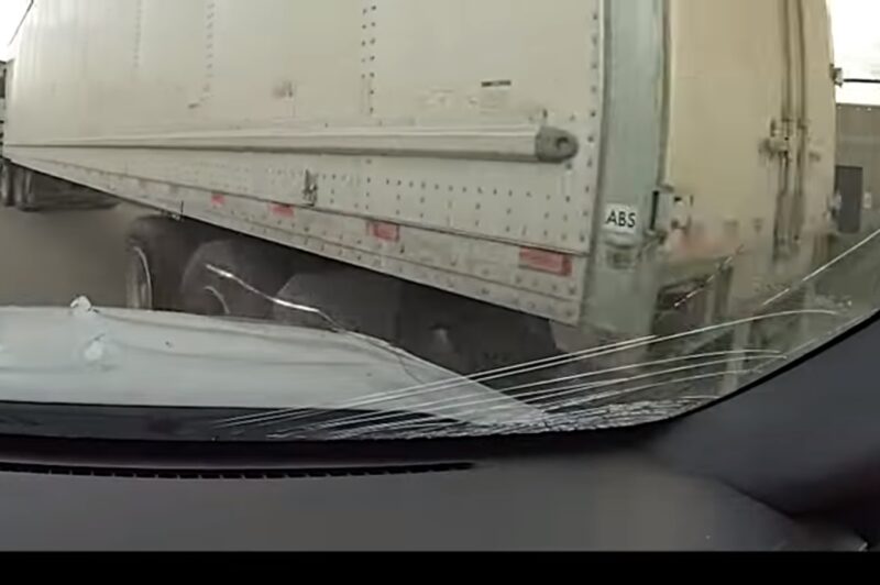 Il vole un camion et emboutit la voiture des policiers venus l’arrêter article image