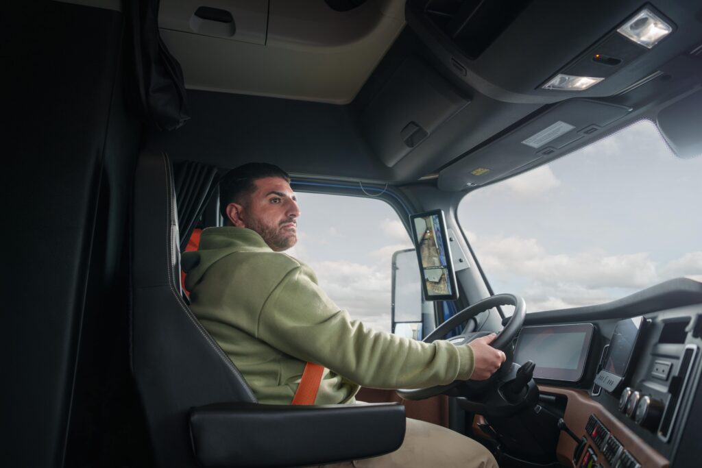 Camionneur au volant d’un Freightliner