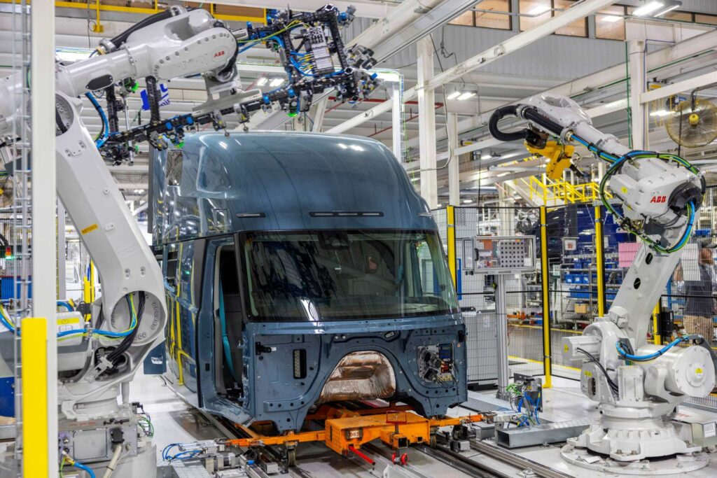 Cabine de camion Volvo soudée par des robots en usine