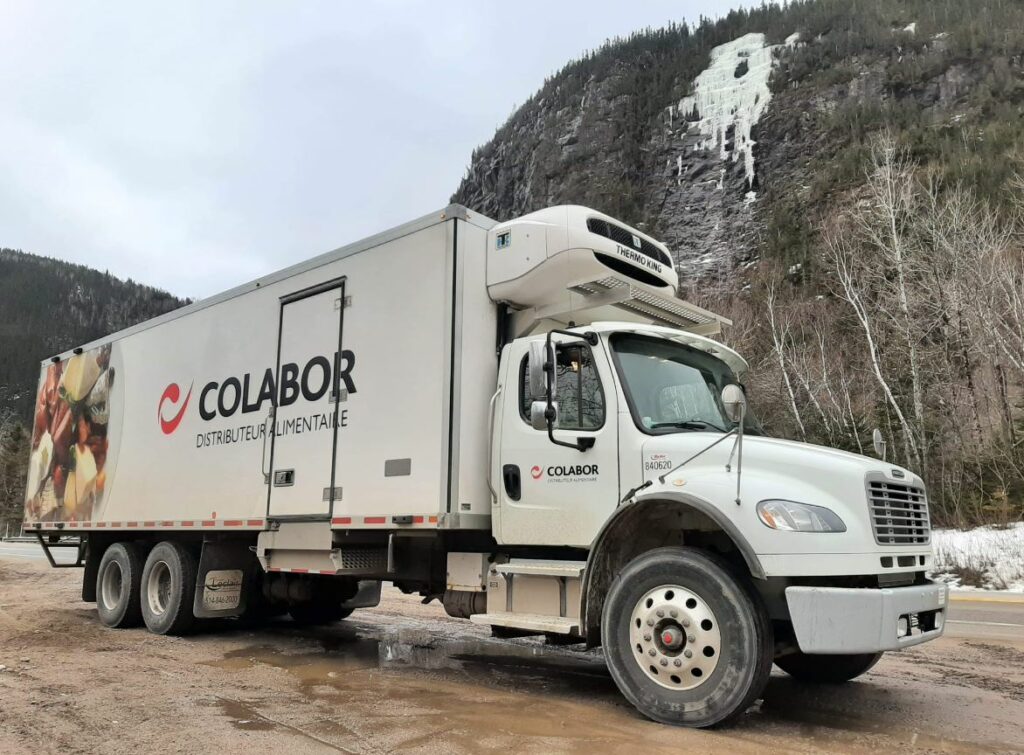 Camion porteur de l’entreprise de distribution alimentaire Colabor