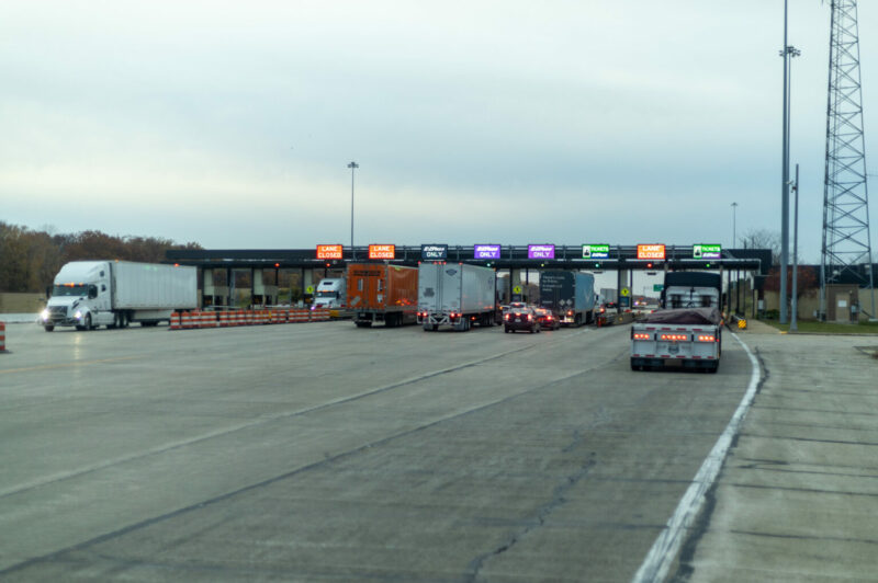 Les transporteurs et les entreprises contestent la «surtaxe» de péage de 1% imposée par l’État de New York, tandis que la Thruway Authority défend la mesure article image