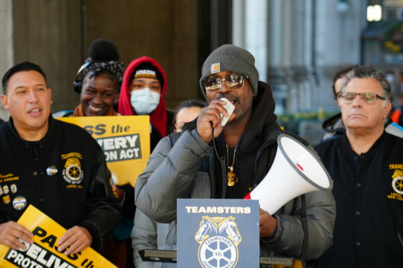 Manif des Teamsters à New York contre le modèle des Chauffeurs inc. de dernier kilomètre article image