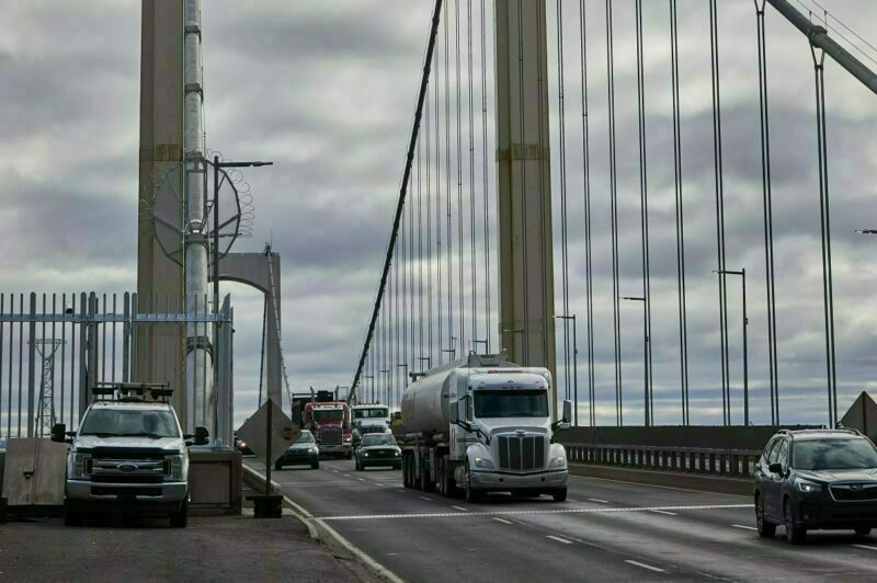 Camions et voitures circulent sur le pont Pierre-Laporte