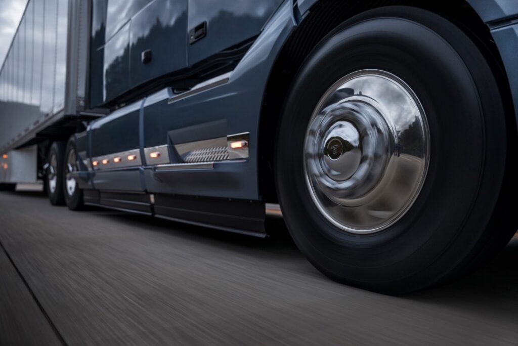 Gros plan d’un châssis de camion en mouvement