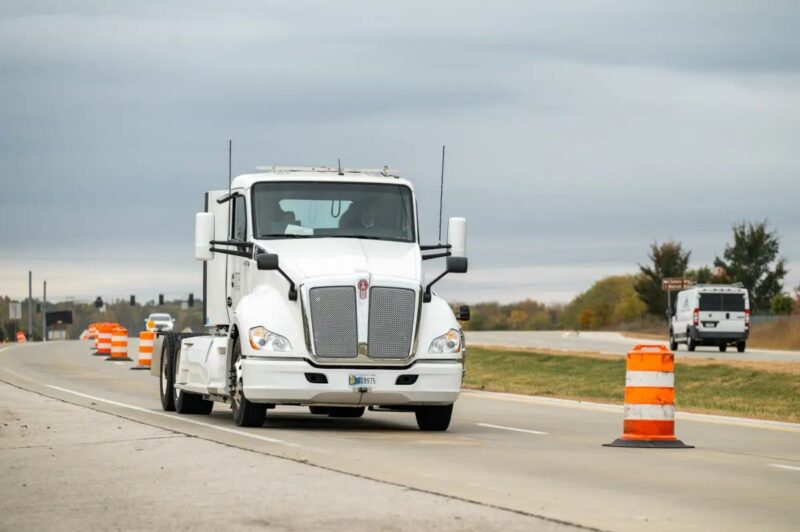 Les ingénieurs de Purdue démontrent la recharge sans fil de camions électriques à vitesse autoroutière article image