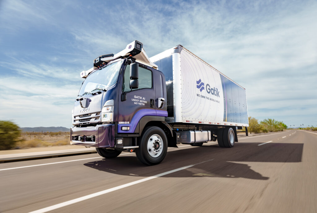 Isuzu avec technologie de camionnage autonome Gatik, vu de côté sur l’autoroute.