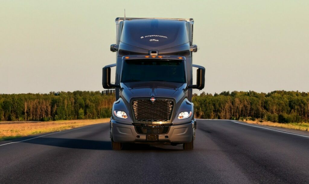 Vue de face d’un camion International à technologie de conduite autonome PlusAI
