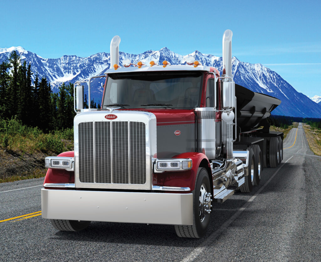 Peterbilt 589 avec montagnes en arrière-plan