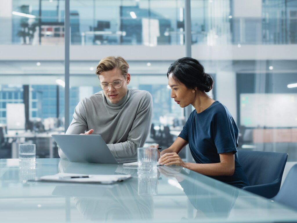 Employés de bureau discutent devant un laptop