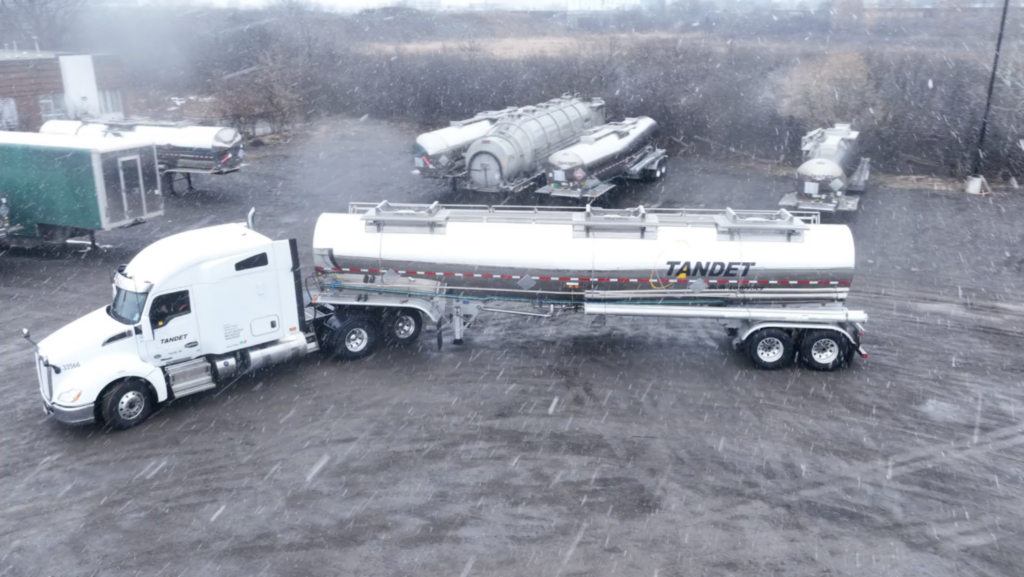 Vue en hauteur d’un camion-citerne de Tandet Group