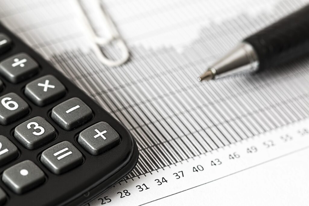Calculatrice et paperasse d’administration