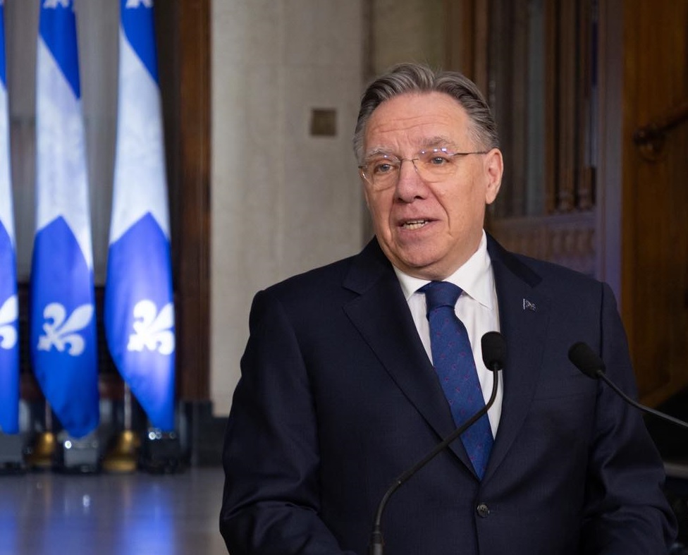 Portrait de François Legault au lutrin alors qu’il annonce sa démission.