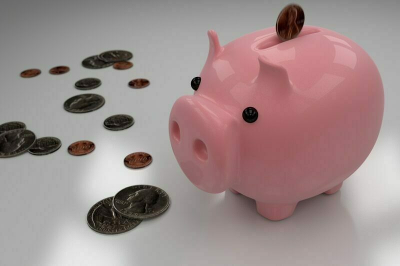 Tirelire en forme de cochon et pièces de monnaie