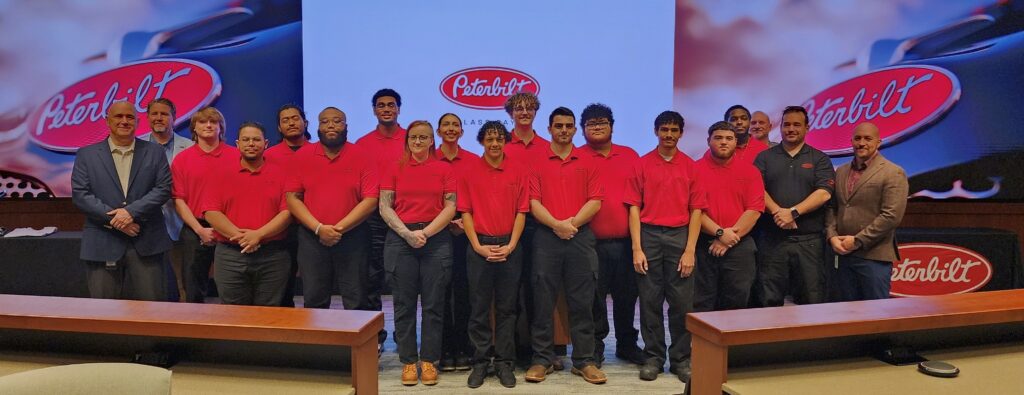 Groupe de diplômés du Perterbilt Technician Institute