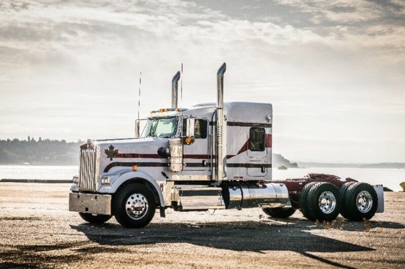 Kenworth Montréal présente le W900 Legacy «Oh Canada» et le nouveau camion à rebuts L770 article image
