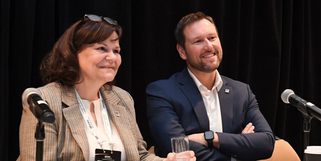Deux dirigeants de l’ACRGTQ à une table de conférence