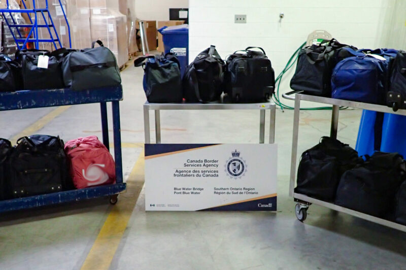 Camionneur arrêté avec 266 kg de méthamphétamine dissimulée à bord article image