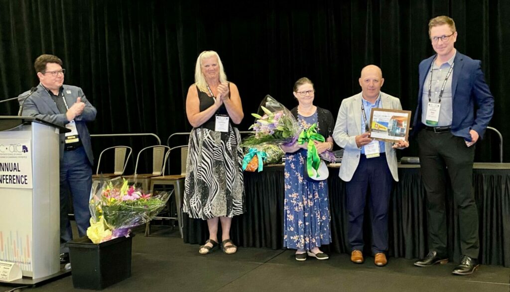Groupe de personnes sur scène pour une remise de prix