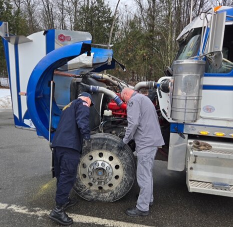 Inspecteurs vérifient un camion aux États-Unis