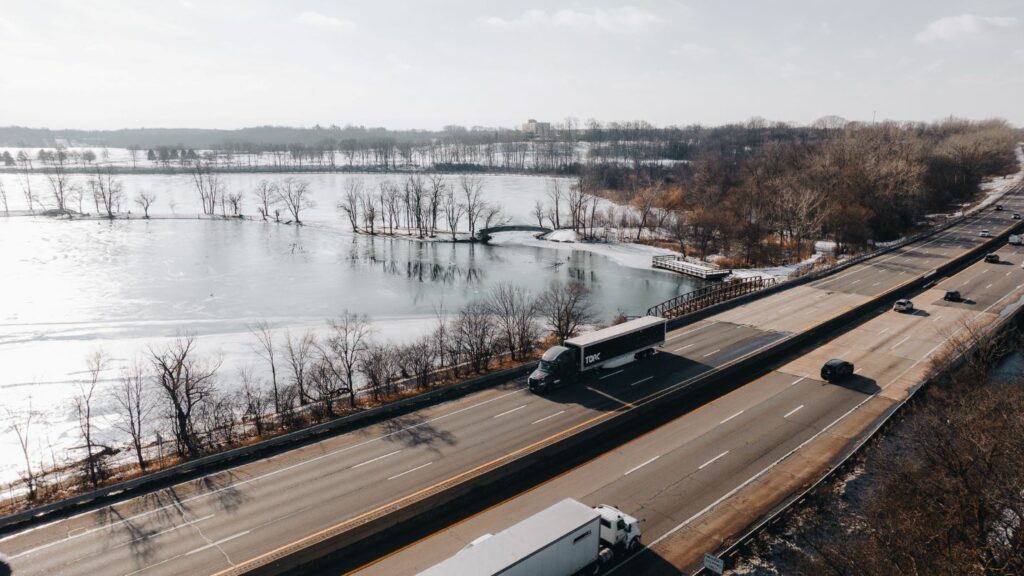 Vue en hauteur d’un camion autonome Freightliner-Torc avec d’autres véhicules sur une route
