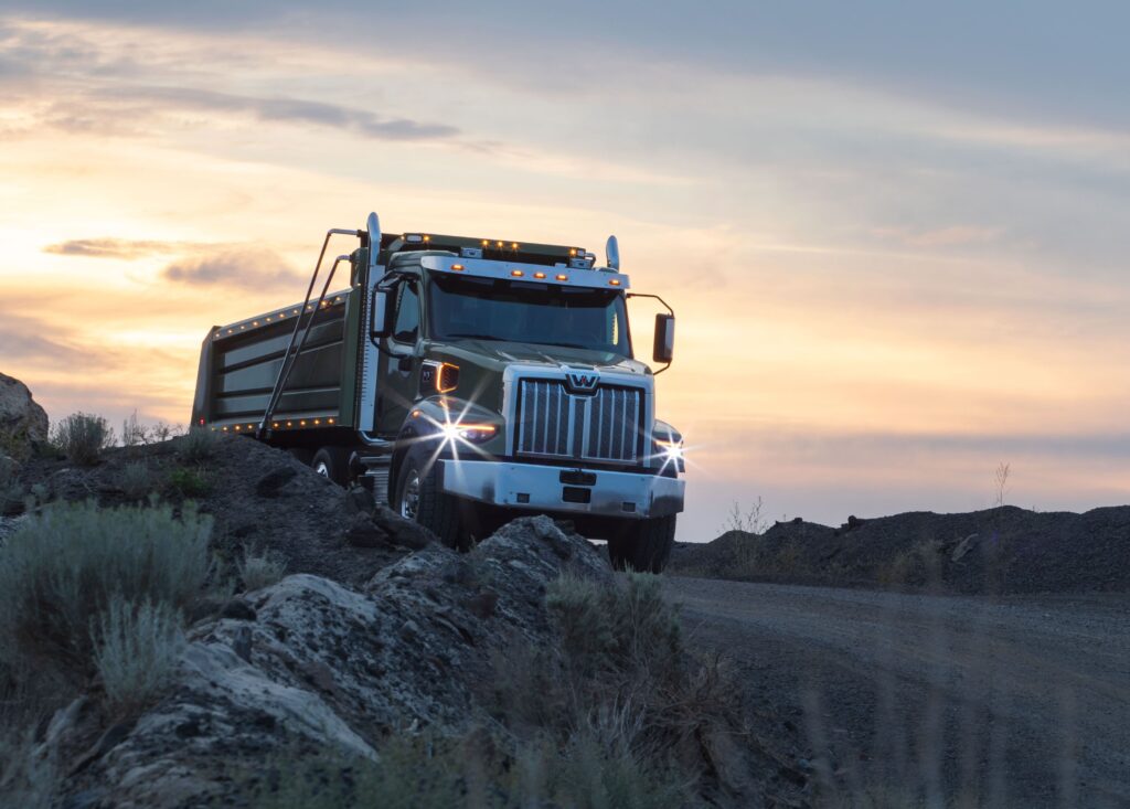 Western Star 49X porteur à benne sur terrain accidenté