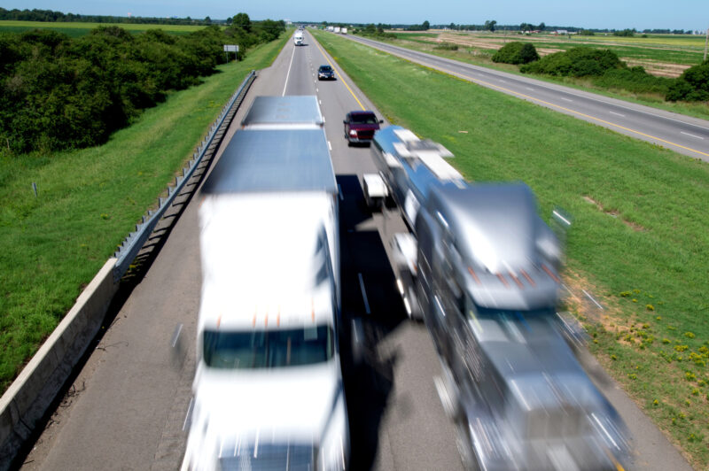 Camions en mouvement, vus d'un viaduc