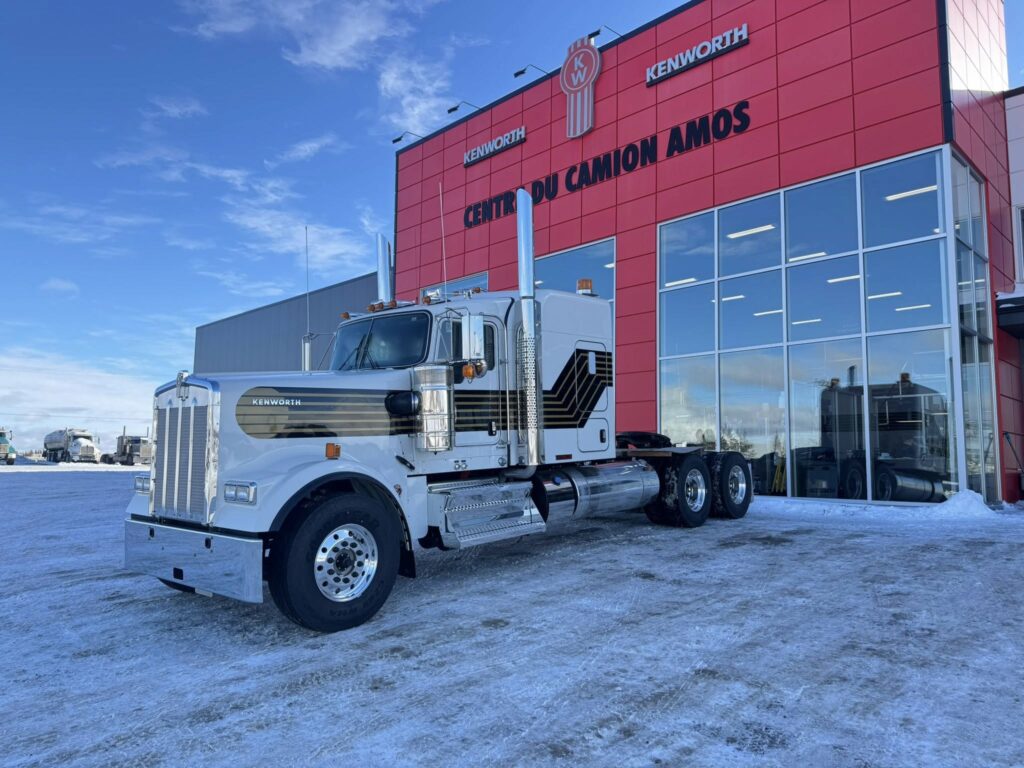 Vue extérieure en hiver du Centre du camion Amos, avec camion devant.
