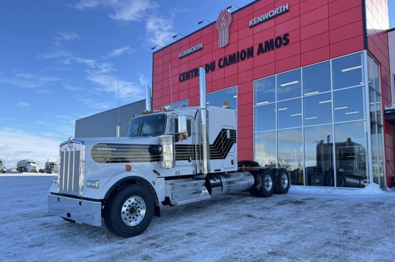 Le Centre du camion Amos célèbre 40 ans de partenariat avec Kenworth article image